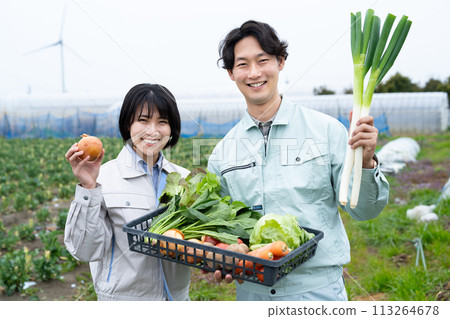 年輕農夫男女與農作物 113264678