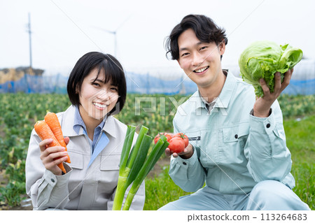 年輕農夫男女與農作物 113264683