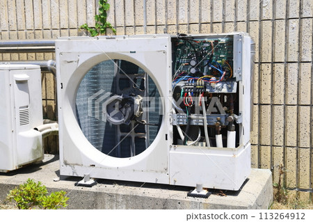 Repairing old air conditioner outdoor units Repairing old air conditioner outdoor units 113264912