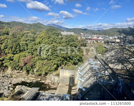 Takatsudo Dam and autumn leaves 113265800