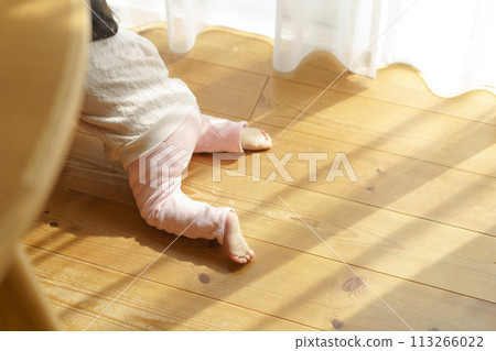 嬰兒在地板上爬行 113266022