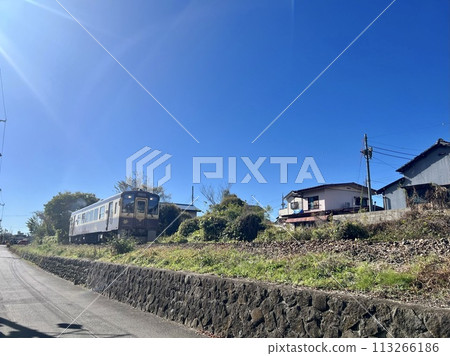 A local train running under the sky 113266186