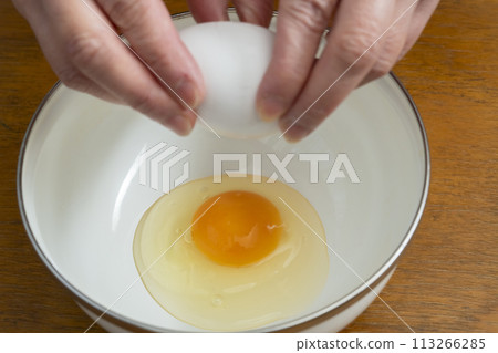 Tamagoyaki process: Mixing the eggs 113266285