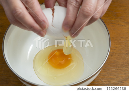 Tamagoyaki process: Mixing the eggs 113266286