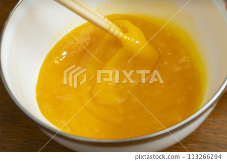 玉子燒的製作過程:雞蛋混合 玉子燒的製作過程:雞蛋混合 113266294