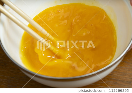 Tamagoyaki process: Mixing the eggs 113266295