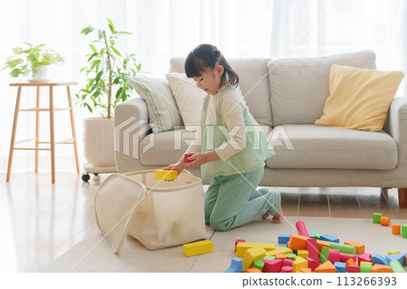 孩子清理玩具 113266393