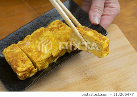 將煎好的蛋擺在盤子上 將煎好的蛋擺在盤子上 113266477