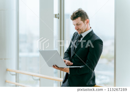 Foreign businessman with a laptop (trade, interpretation, translation, English conversation, global) 113267289