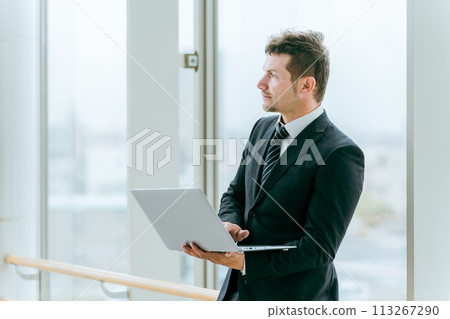 Foreign businessman with a laptop (trade, interpretation, translation, English conversation, global) 113267290