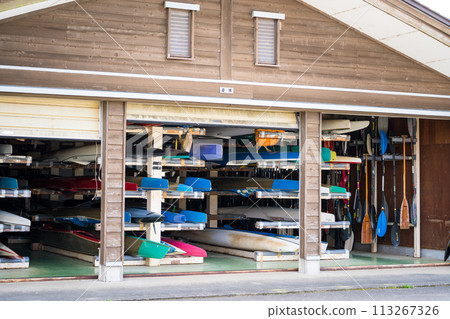 存放在 Kibagata 公園獨木舟體育場的獨木舟 | 獨木舟圖片 | 小松圖片 | 石川縣小松市 113267326