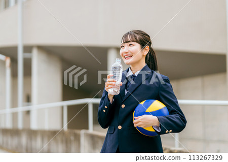 國中生、高中生、高中女生、穿著西裝外套和製服拿著排球的高中女生(社團活動、排球社團、社團活動) 國中生、高中生、高中女生、穿著西裝外套和製服拿著排球的高中女生(社團活動、排球社團、社團活動) 113267329