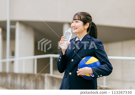 Junior high school students, high school students, female high school students, and high school girls in uniforms holding volleyballs (club activities, volleyball club, club activities) 113267330