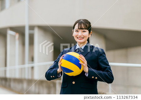 國中生、高中生、高中女生、穿著西裝外套和製服拿著排球的高中女生(社團活動、排球社團、社團活動) 國中生、高中生、高中女生、穿著西裝外套和製服拿著排球的高中女生(社團活動、排球社團、社團活動) 113267334