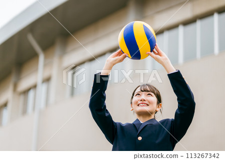 Junior high school students, high school students, female high school students, and female high school students in uniforms holding and tossing a volleyball (club activities, volleyball club, club activities) 113267342