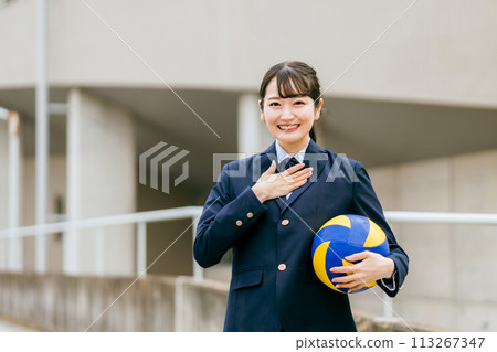 Blazers holding volleyballs, junior high school students, high school students, and female high school students in uniforms (club activities, volleyball club, club activities) Blazers holding volleyballs, junior high school students, high school students, and female high school students in uniforms (club activities, volleyball club, club activities) 113267347