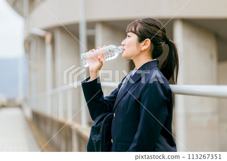 Junior high school students, high school students, and female high school students taking measures to stay hydrated and prevent heatstroke 113267351