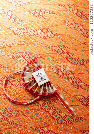 New Year's decorations and Japanese-patterned fabric 113267388