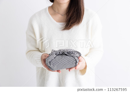 拿著便當的女人 拿著便當的女人 113267595
