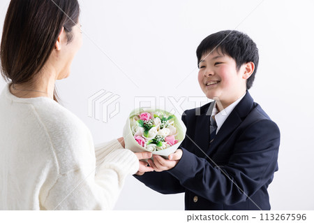 一個男孩送花束 一個男孩送花束 113267596
