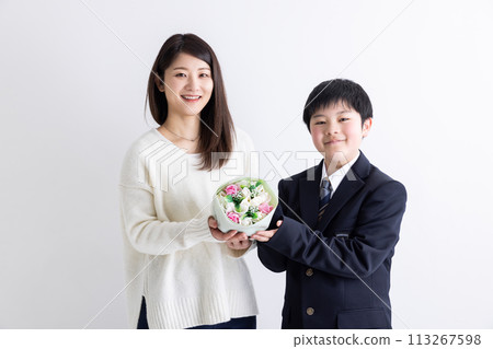 Parent and child holding a bouquet Parent and child holding a bouquet 113267598