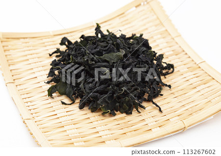 白色背景上的乾海藻 113267602