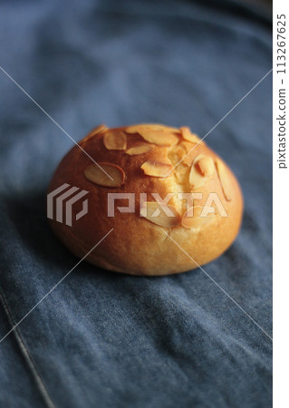 新鮮出爐的圓形麵包,上面撒上杏仁 新鮮出爐的圓形麵包,上面撒上杏仁 113267625