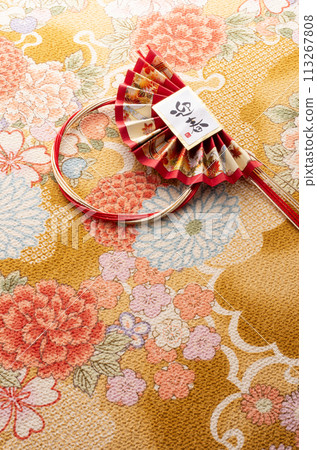 New Year's decorations and Japanese-patterned fabric 113267808