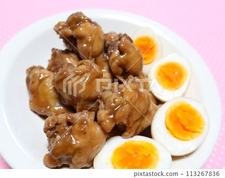 Delicious stewed chicken wings 113267836
