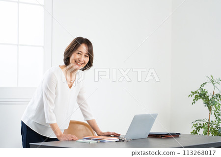 Middle woman working on personal computer Middle woman working on personal computer 113268017
