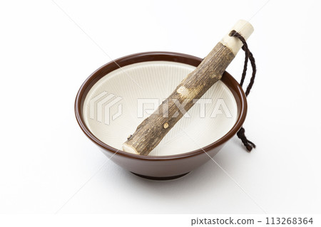 白色背景上的研缽和杵 113268364