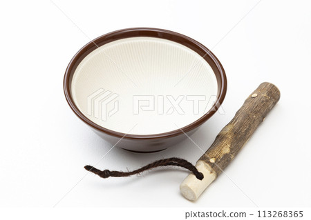白色背景上的研缽和杵 113268365