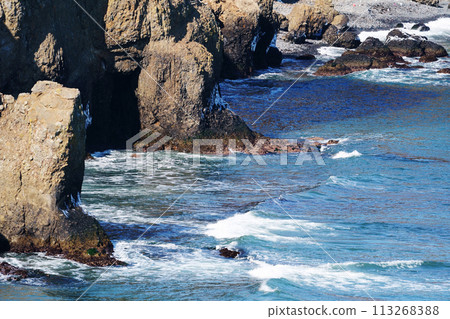 Waves crashing against rocks, Hokkaido Waves crashing against rocks, Hokkaido 113268388