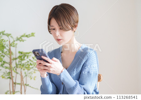 middle woman using smartphone 113268541