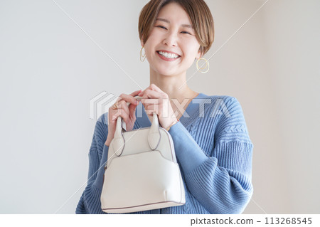 Middle woman with bag Middle woman with bag 113268545