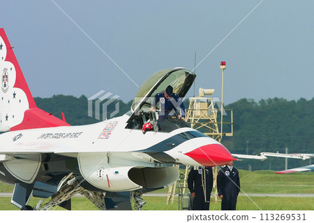 美國空軍「雷鳥」特技飛行表演隊領隊 美國空軍「雷鳥」特技飛行表演隊領隊 113269531