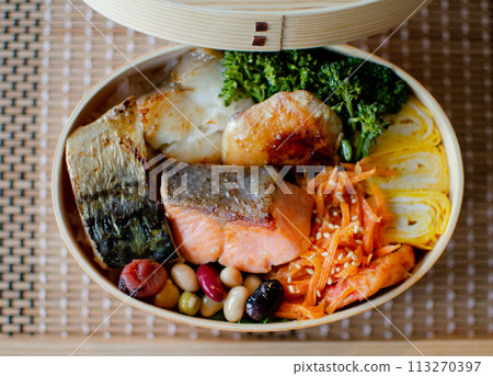 A luxurious bento box with four kinds of fish! A luxurious bento box with four kinds of fish! 113270397