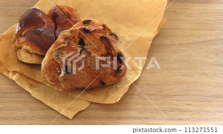 Freshly baked German rye bread with figs and walnuts Freshly baked German rye bread with figs and walnuts 113271551