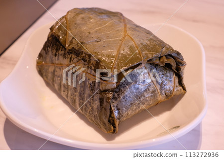 Glutinous rice wrapped in lotus leaves 113272936