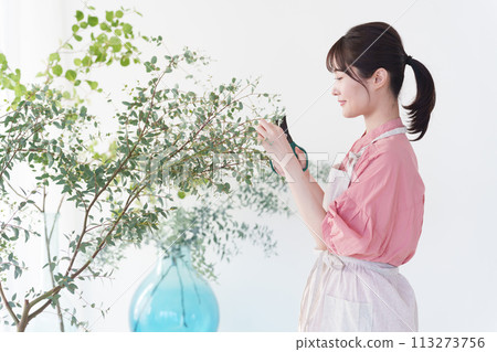 修剪一棵樹的女人 修剪一棵樹的女人 113273756