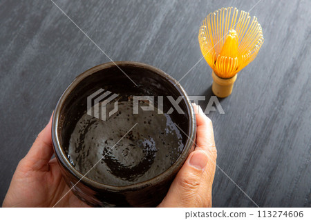 Woman's hands holding a matcha tea bowl 113274606