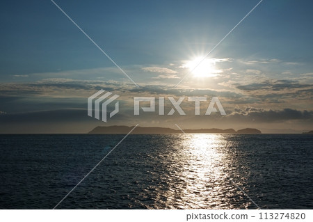 傍晚的天空和夕陽反射的大海,初夏,長焦,230723pm 傍晚的天空和夕陽反射的大海,初夏,長焦,230723pm 113274820