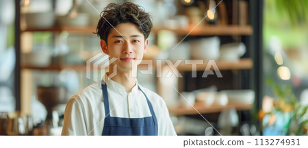 白天在咖啡館工作的一個很酷的日本男人的肖像 白天在咖啡館工作的一個很酷的日本男人的肖像 113274931