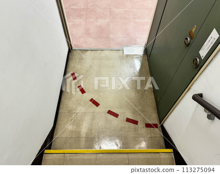 設施內的防火門 113275094