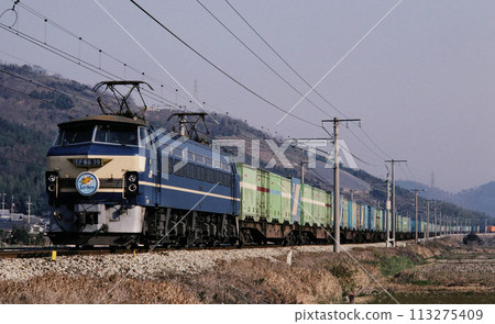 1989 年由 EF66 牽引的 Superliner 在山陽本線運行 113275409