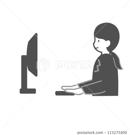 在電腦上工作的微笑的女性辦公室職員 113275800