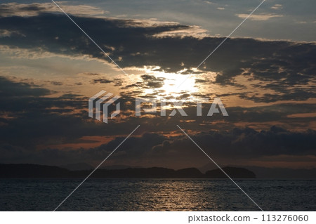 The evening sky and the sea reflecting the setting sun, early summer, telephoto, 230723pm 113276060