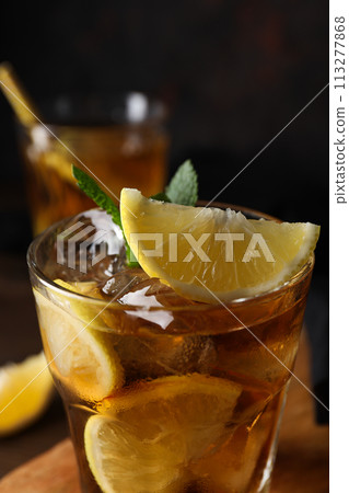 Glass of iced tea with orange slices close-up 113277868