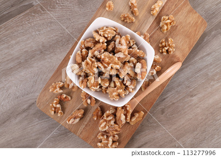 核桃在盤子裡服務 113277996