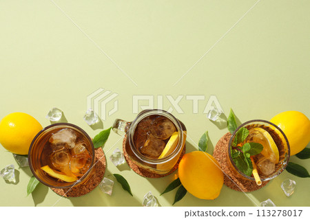 Cold tea with ice, mint leaves and orange slices 113278017